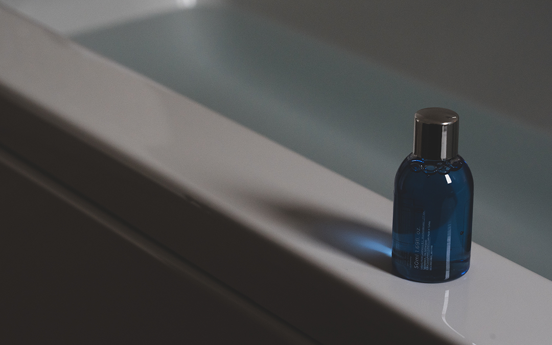 Cancer-Causing-Ingredients-In-Your-Bathroom-Cabinet, image of a shampoo bottle next to a bathtub